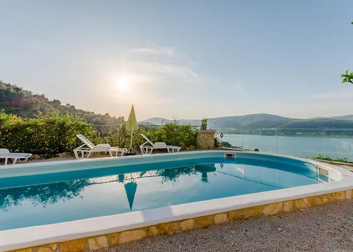 Appartement Family-friendly With Swimming Pool Mastrinka, Ciovo - 22372